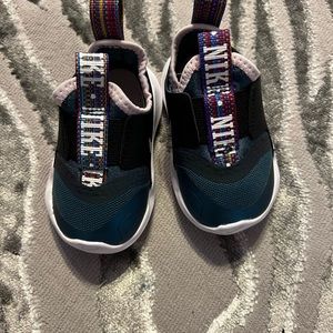 New Nike slip on sneakers 3C